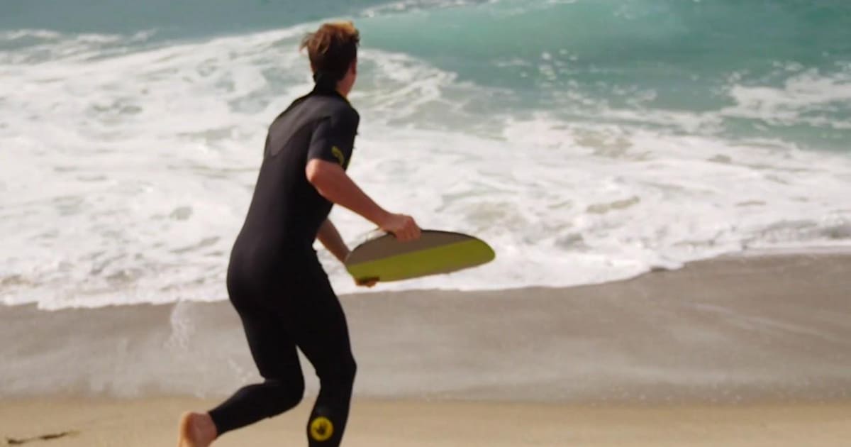 Tony Hawk y Brad Domke, juntos haciendo skimboard