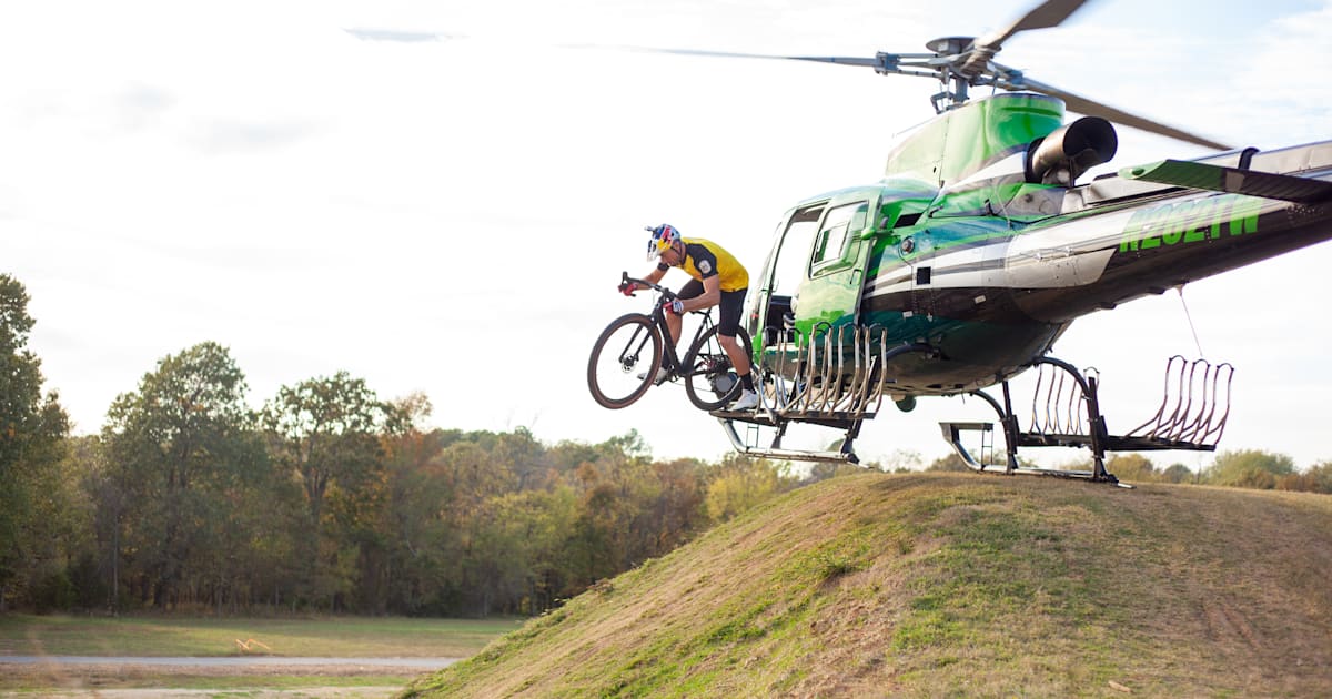 Kenny Belaey saute d'un hélicoptère... Sur son vélo !