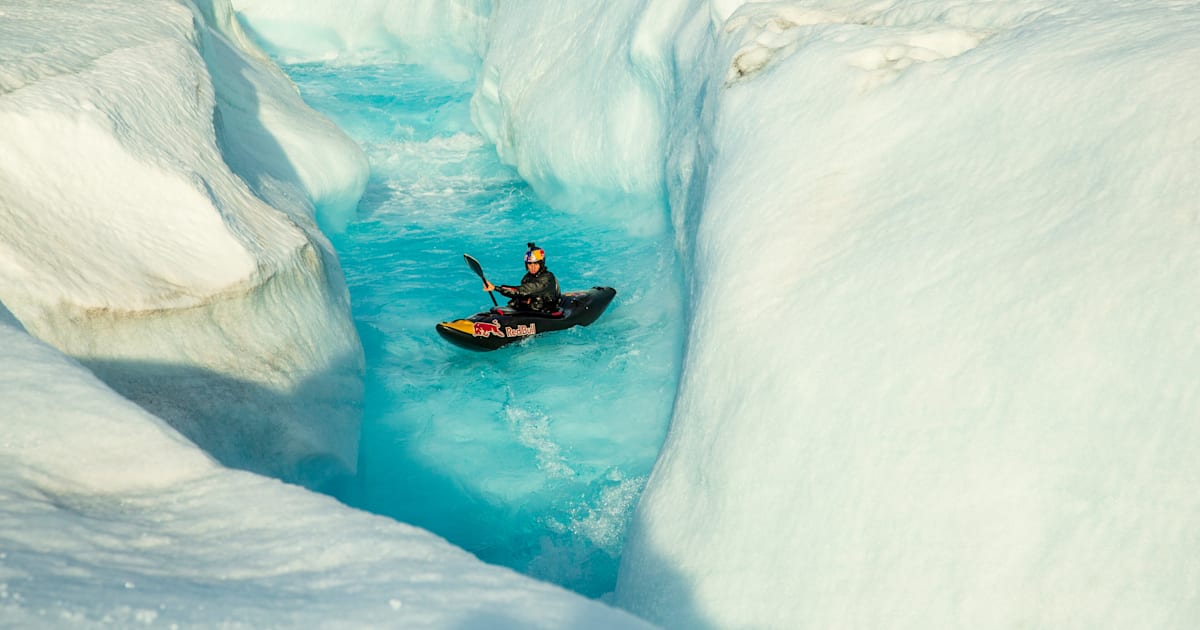 Aniol Serrasolses descend une goulotte à glace de 20 mètres de haut