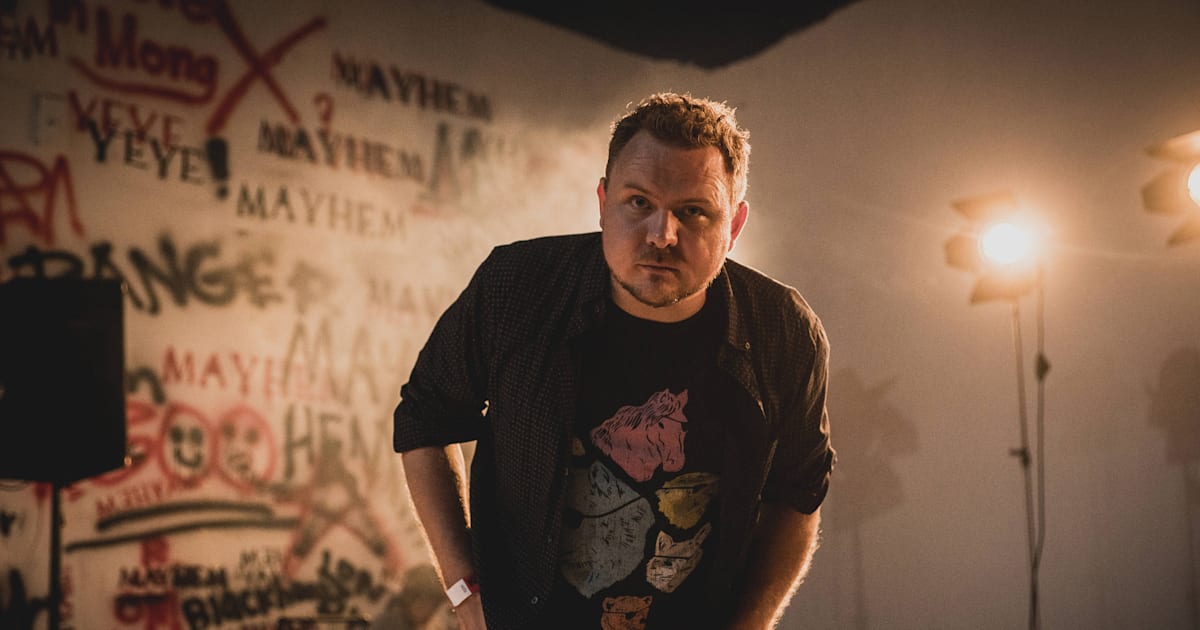 Antics and props: Mark Grist Battles the World – extra