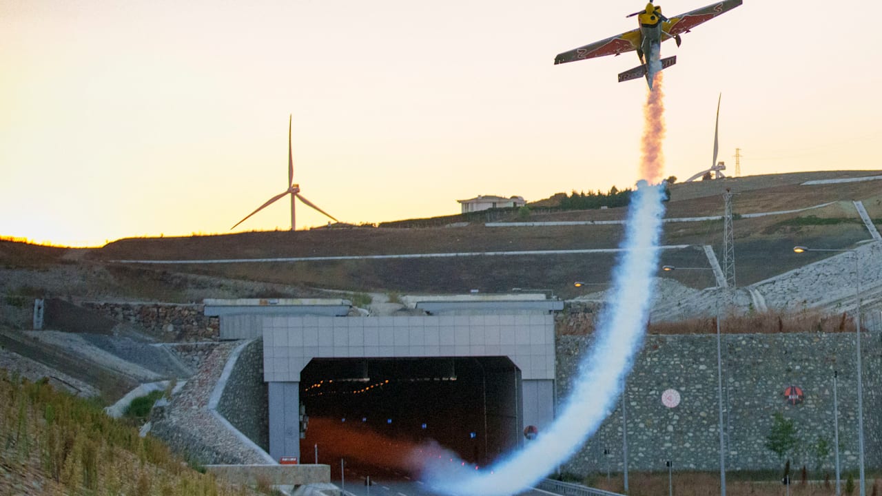 Red Bull Tunnel Pass レッドブル トンネルパス エアレース 動画