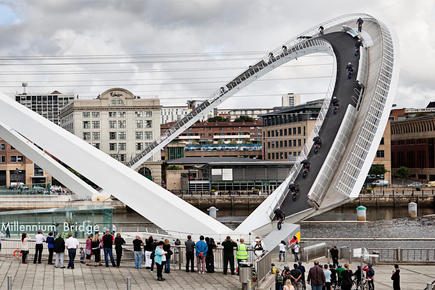 Julien Dupont Vs Gateshead Millennium Bridge