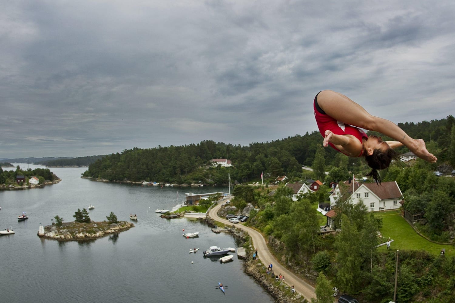 Women to take the plunge in cliff diving