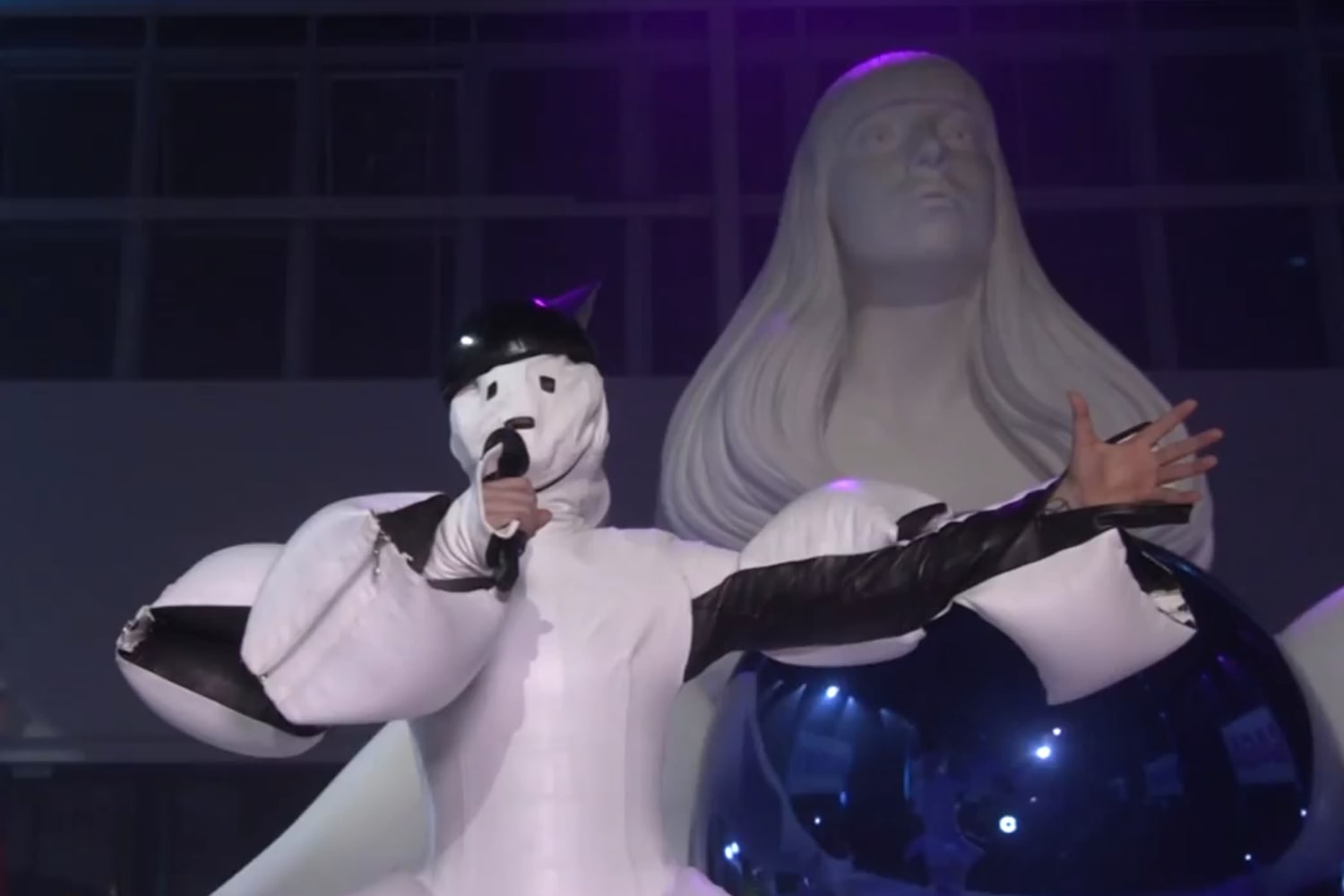 What Was Lady Gaga Wearing At Her Artpop Party The applause hitmaker reveals she and koons first met in 2010 and they have bonded over their shared appreciation of all things art. lady gaga wearing at her artpop party