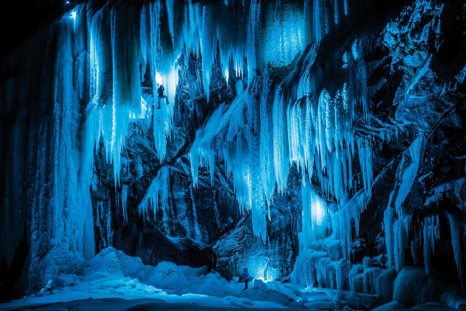 Photos: amazing ice climbing in Norway