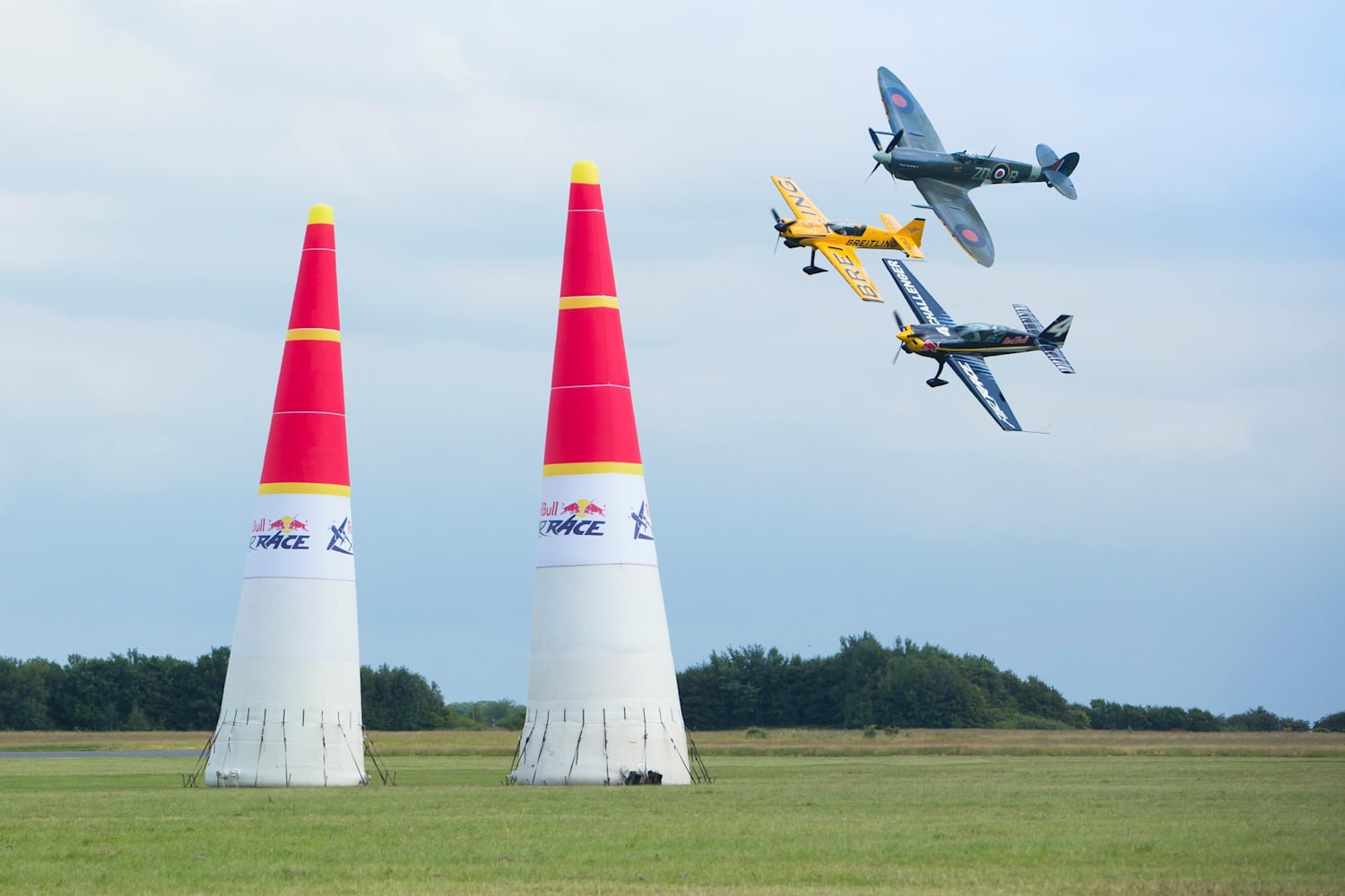 red-bull-air-race-battle-in-britain-video