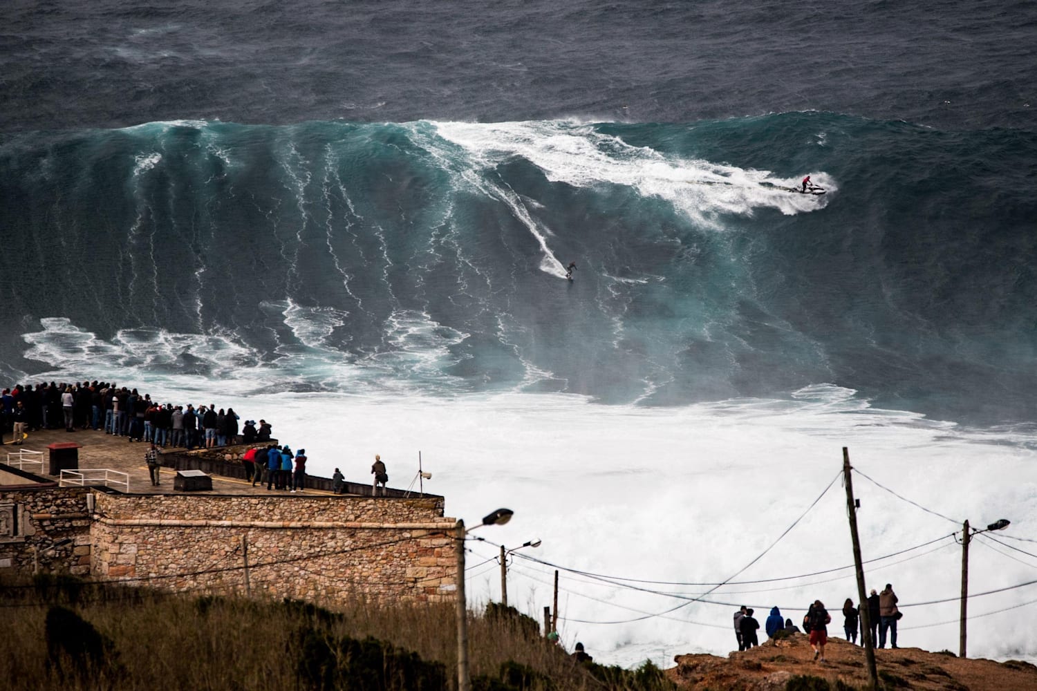 surf de olas grandes acción en Nazaré Red Bull