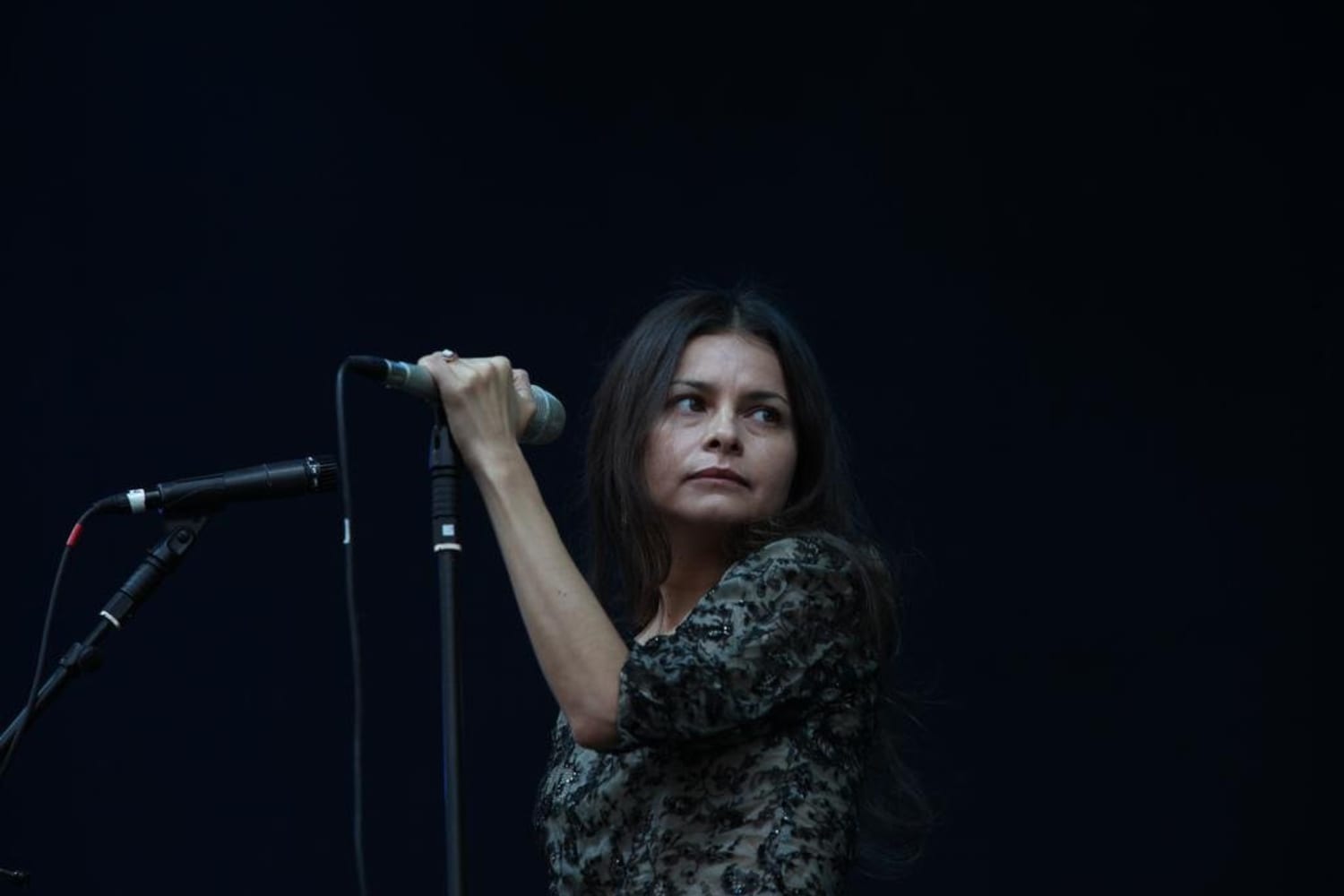 Hope Sandoval regresa por partida doble