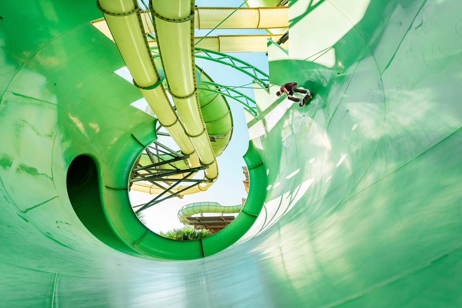 Vidéo Du skate sur des toboggans géants à Dubaï