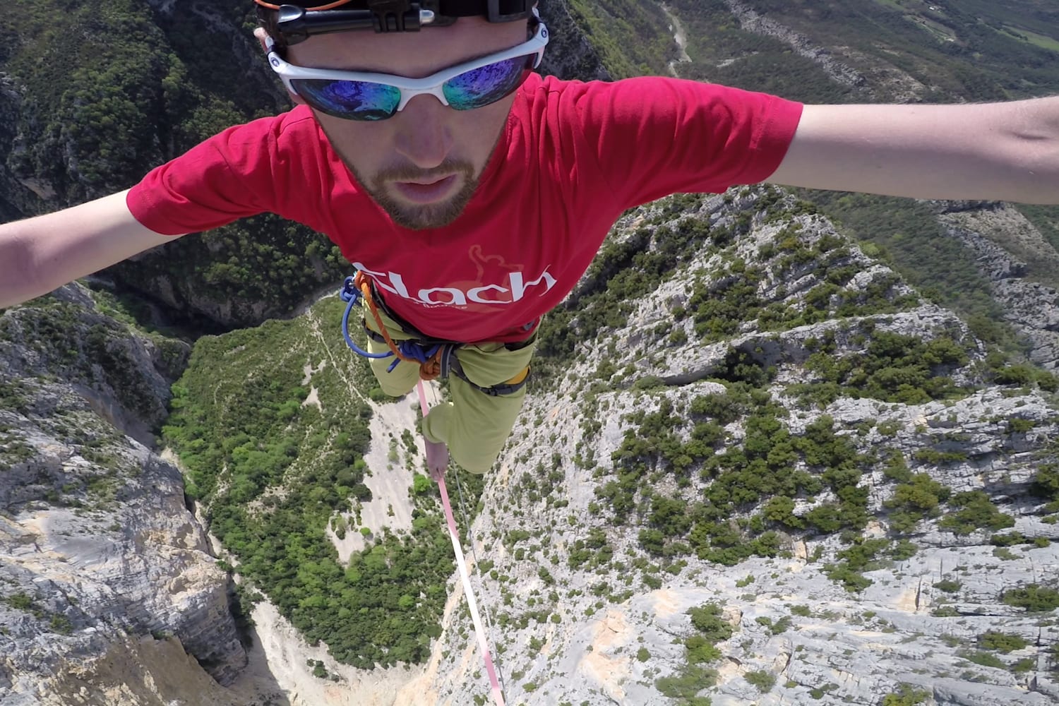 Slackline Athletes Set New 1km World Record in France