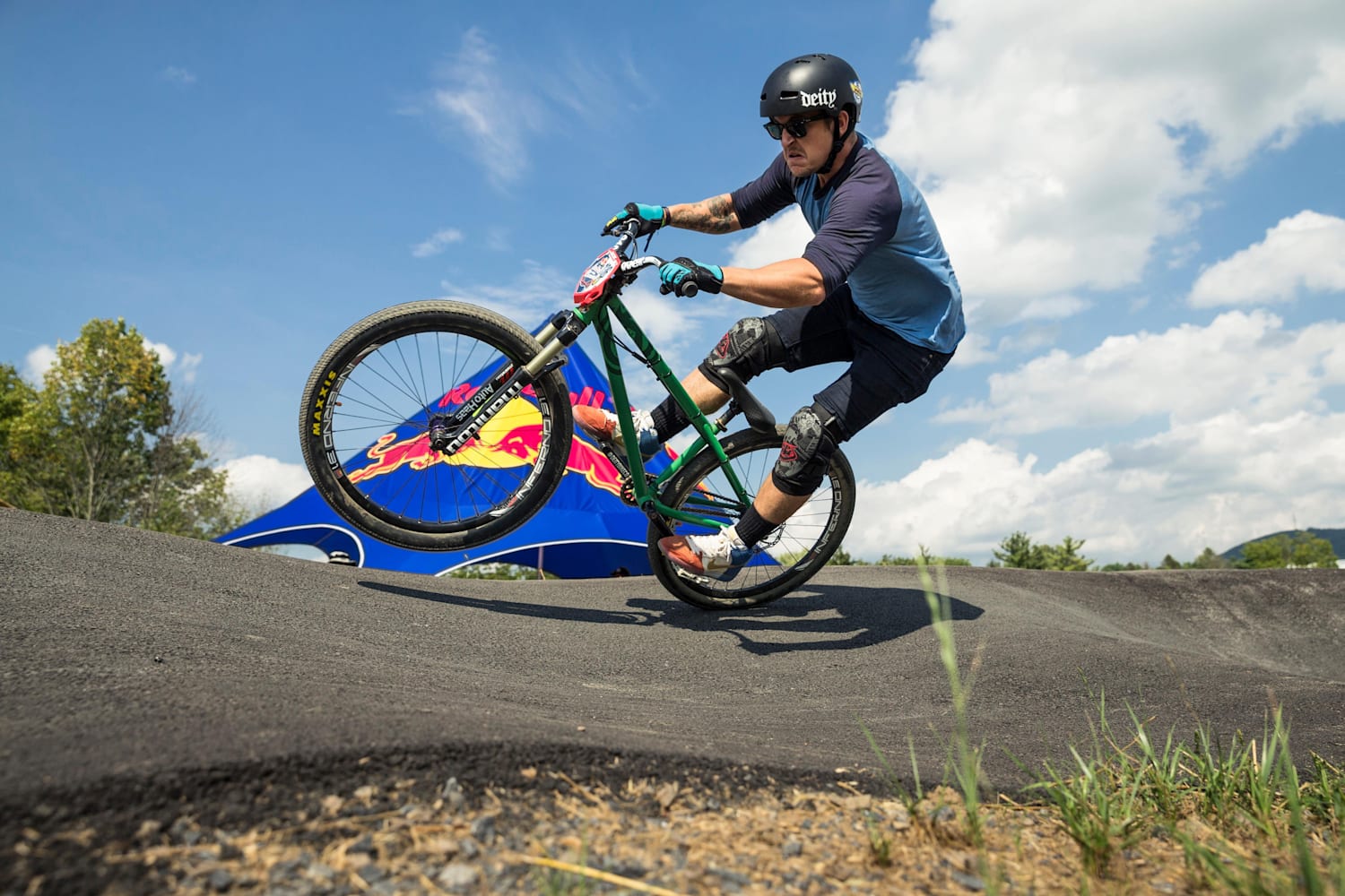 BMX vs. MTB：ペダルを漕がなければ、どちらが速い？ Bike