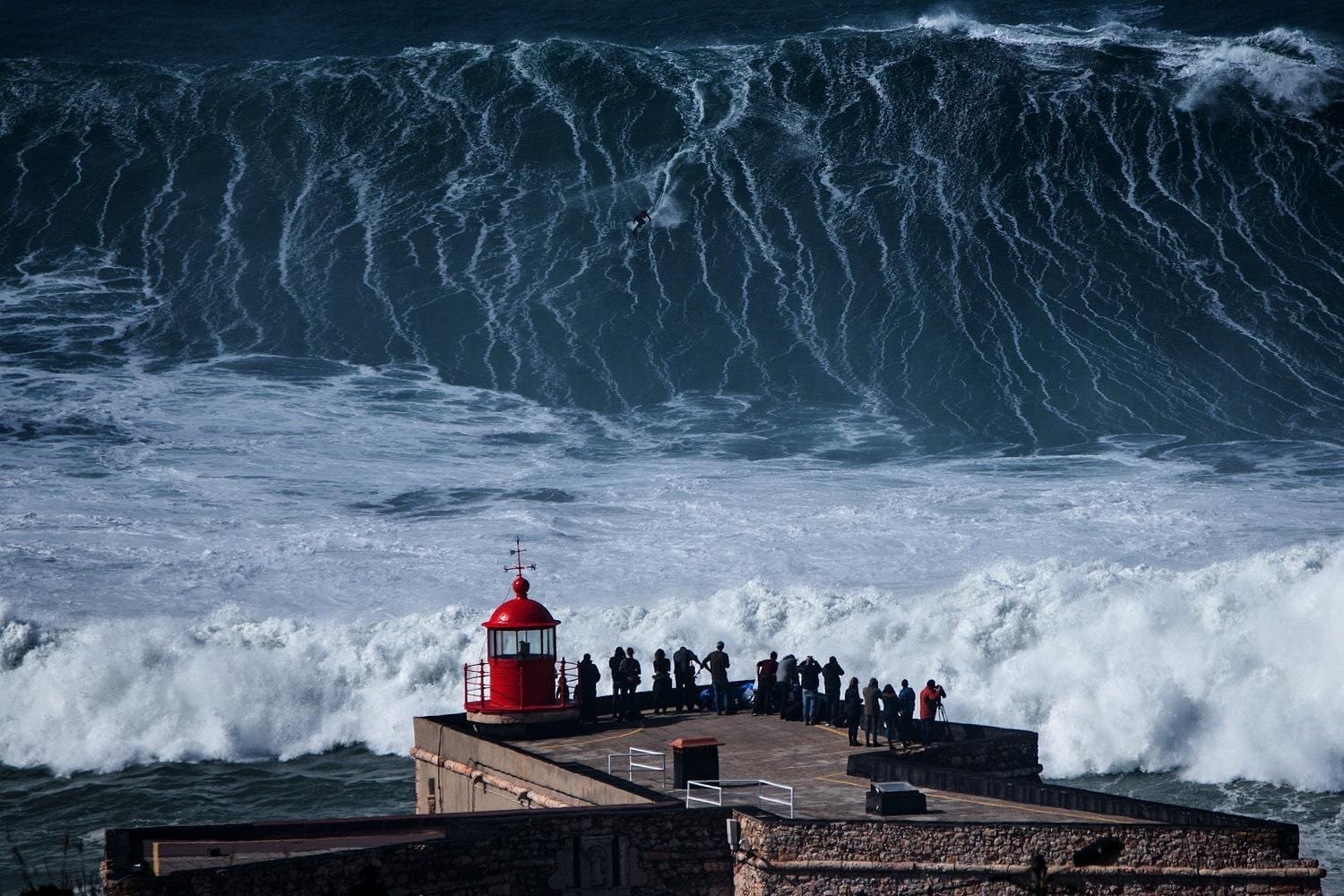 As maiores ondas já vistas em Nazaré agradeça La Niña