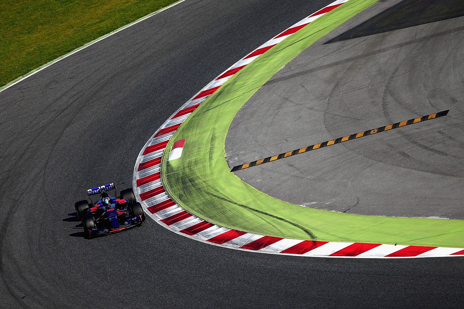 How to drive corners F1 video Carlos Sainz Red Bull