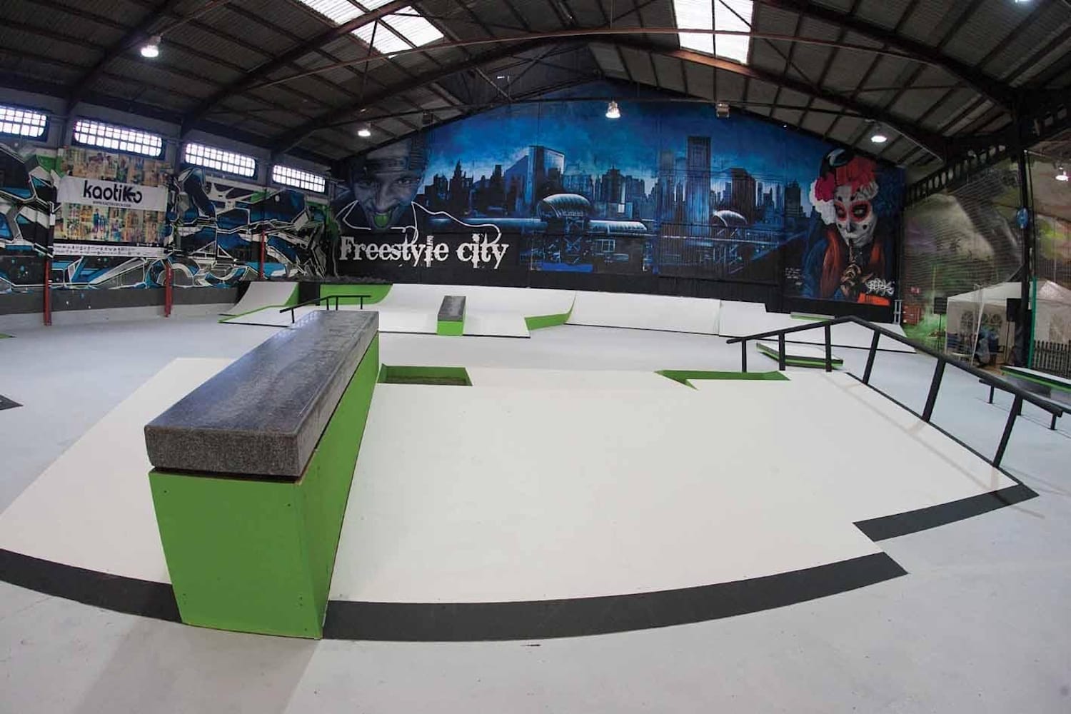 Green Indoor Skatepark Fotos