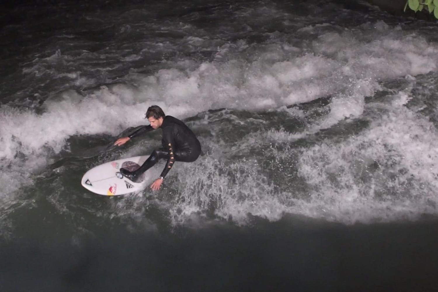 Gabriel Villarán corre olas en Múnich