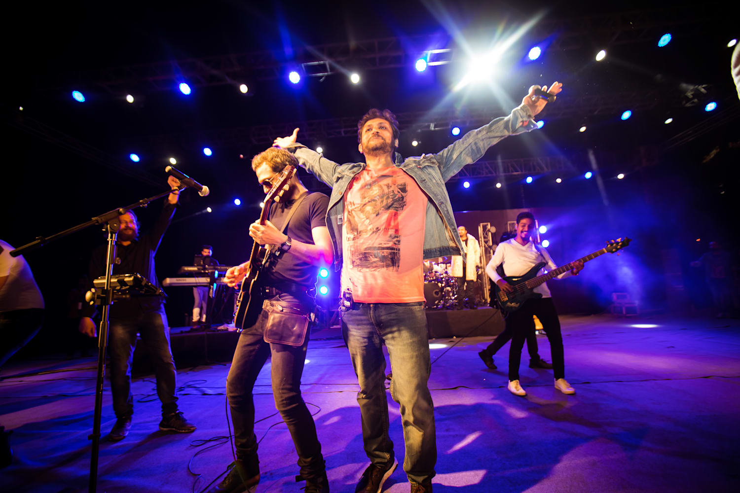 Hi3lhypazokjcm Strings are an internationally acclaimed pakistani pop rock band composed of two members, plus four live band members from karachi, pakistan. https www redbull com pk en strings have broken but the music will live forever