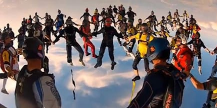 138人同時にスカイダイビング スカイダイビング世界新記録映像 138人同時にスカイダイビング スカイダイビング世界新記録映像