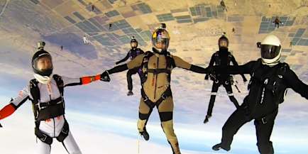 世界記録 63人の女性によるスカイダイビング