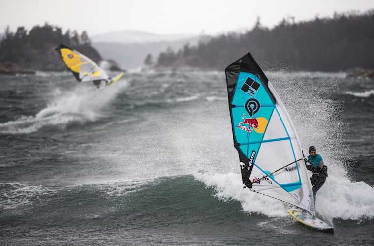 15 11 海上のスピードキング ウィンドサーフィンで時速100km Surfing
