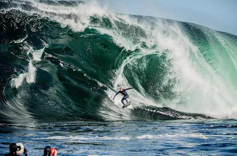 15 11 海上のスピードキング ウィンドサーフィンで時速100km Surfing
