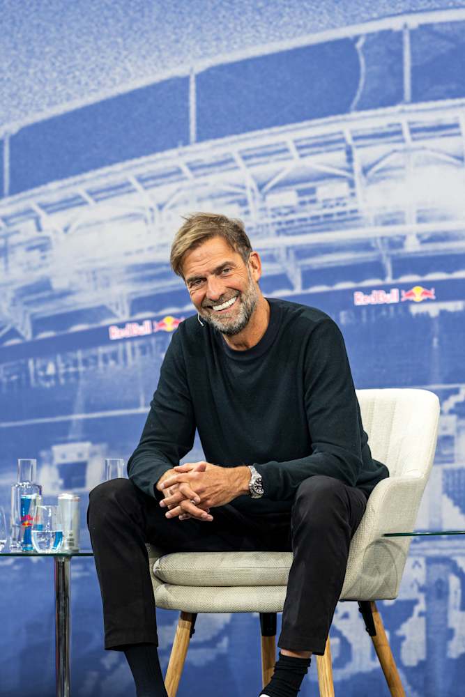 https://img.redbull.com/images/c_limit%2Cw_1500%2Ch_1000/f_auto%2Cq_auto/redbullcom/2025/1/14/xn8juuyebzuakb3f7i1y/juergen-klopp-red-bull-press-conference-hangar-7
