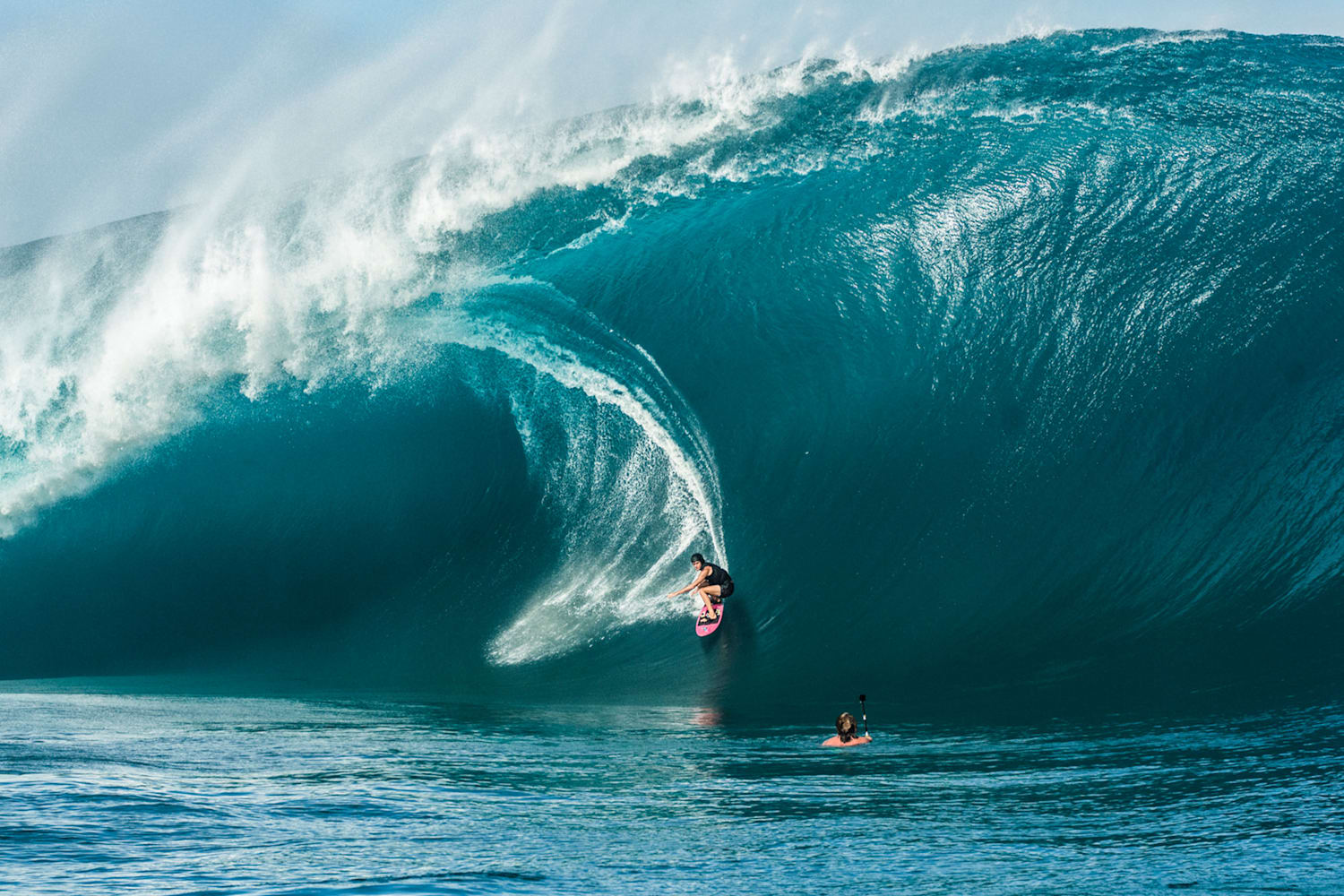 Серфер в мощной трубе Teahupo’o на Таити