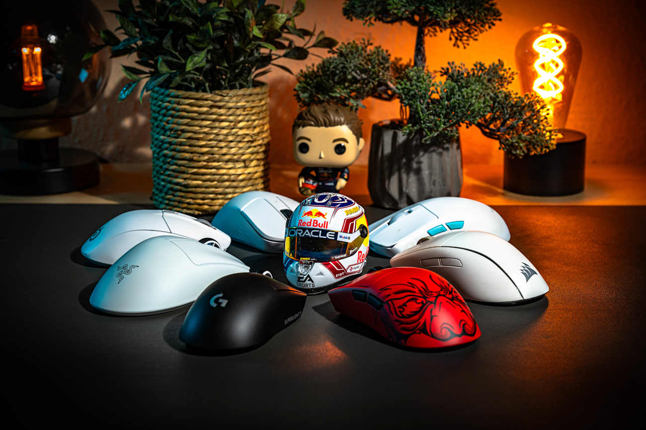 Foto zeigt kabellose Gaming-Mäuse verschiedener Hersteller, die im Kreis um das Modell des Helms von Max Verstappen positioniert sind.
