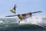 カイトサーフィン：飛行中の飛行機をジャンプ！| 世界新記録 動画