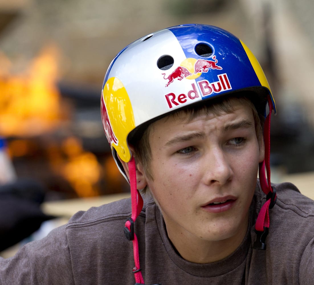 Red bull climbing best sale helmet