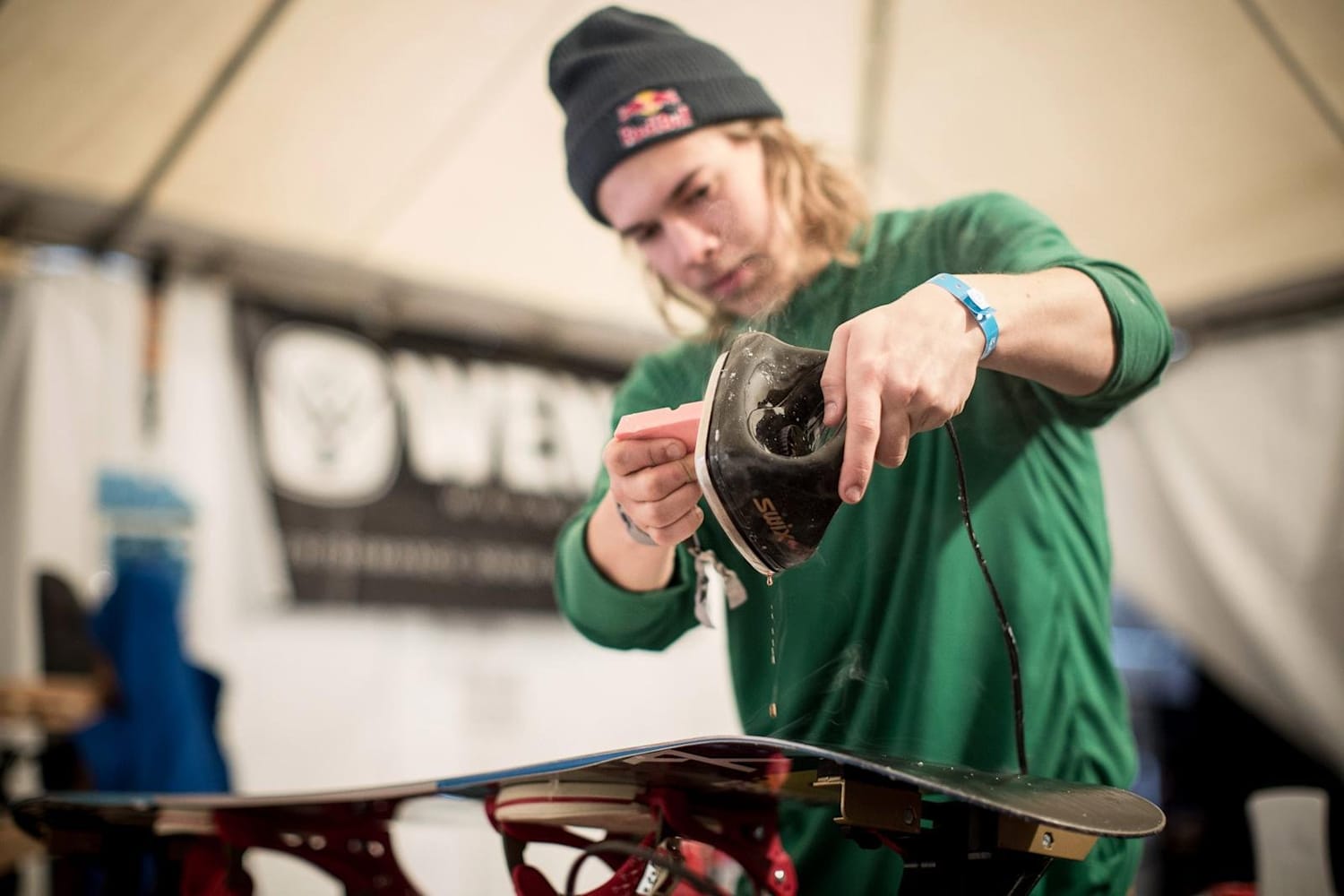 How To Wax Your Snowboard In 9 Easy Steps Red Bull