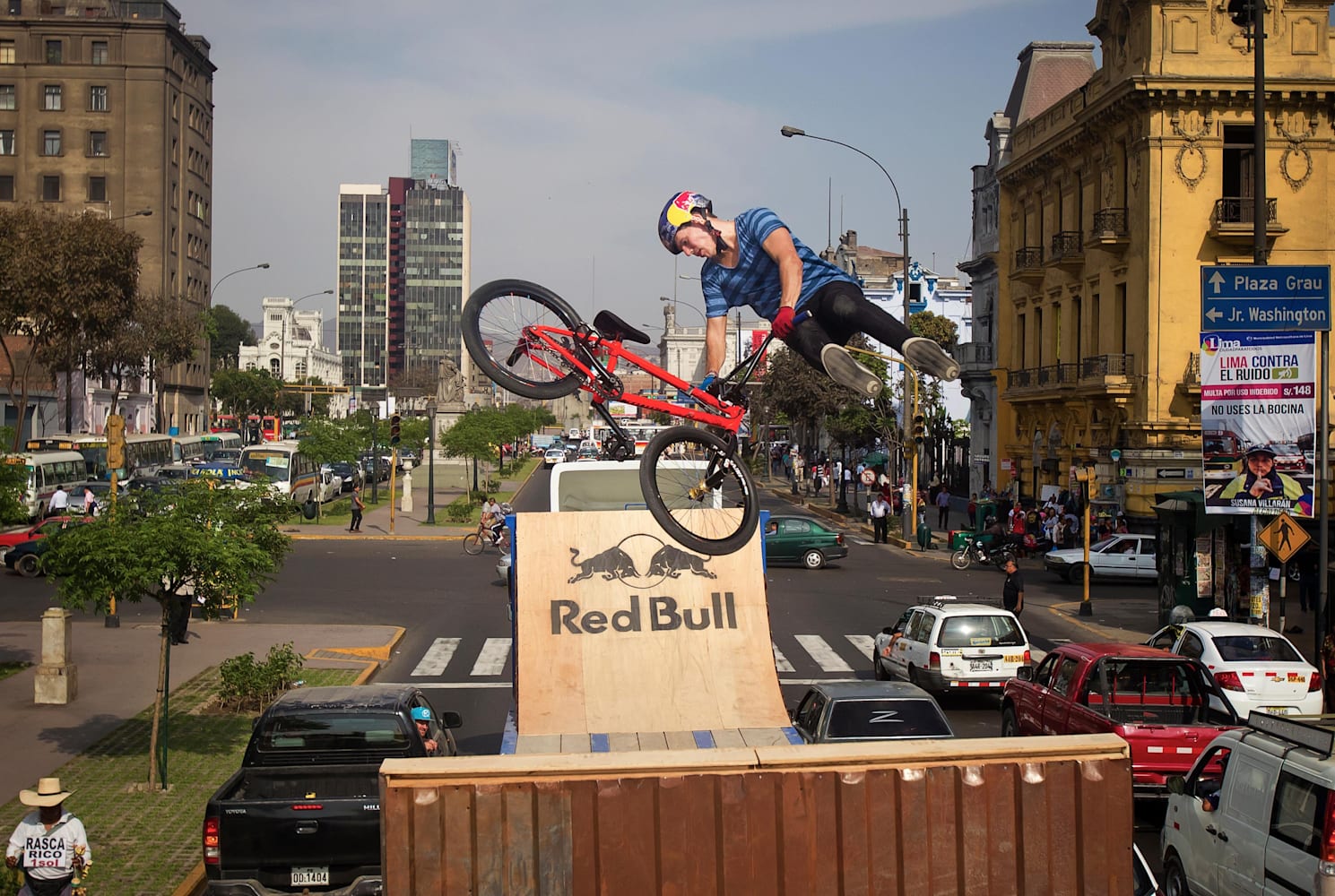BMX en plena hora punta de Lima con Daniel Dhers