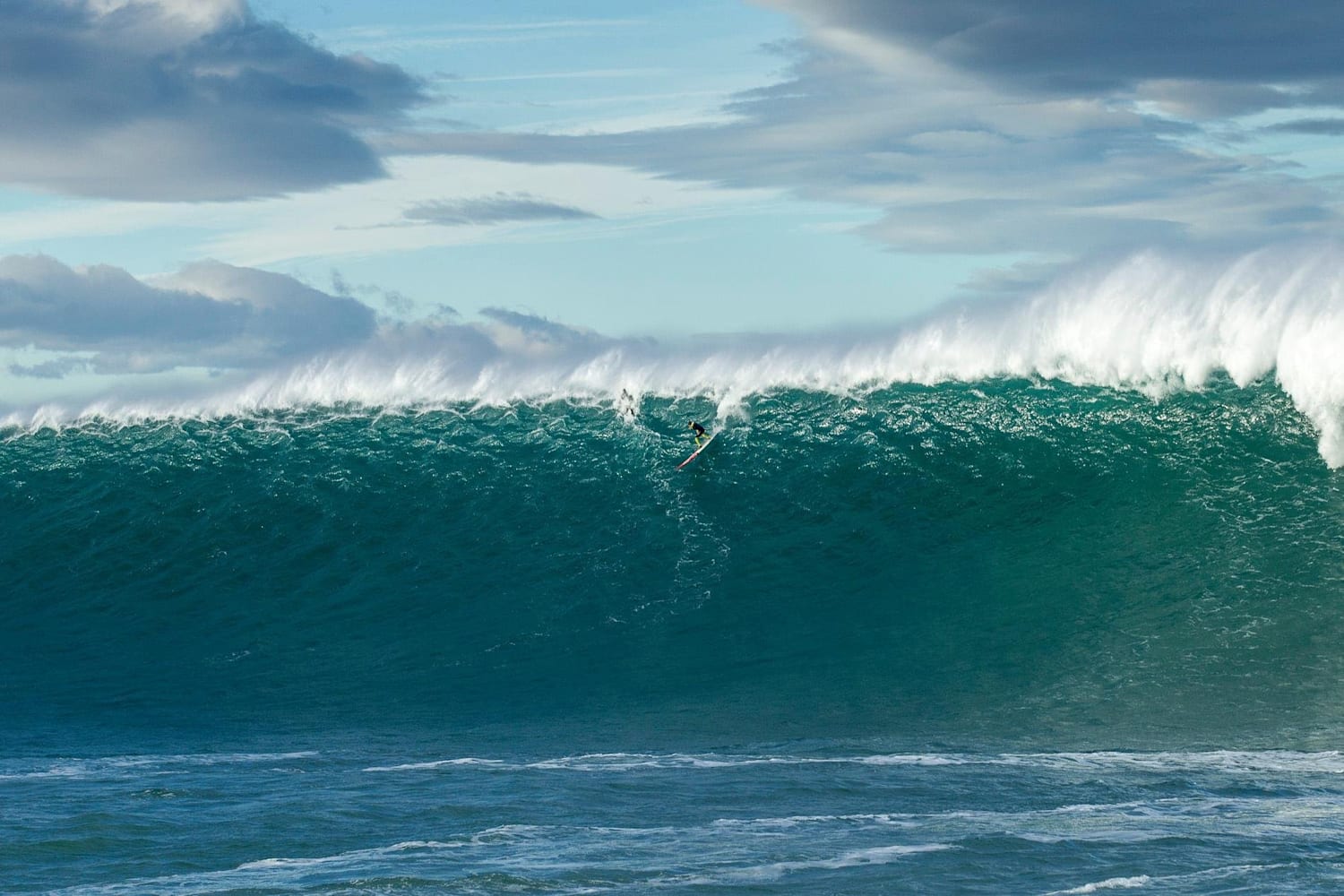 Long Beach gets rare waves with mega swell — and they glowed at night –  Press Telegram