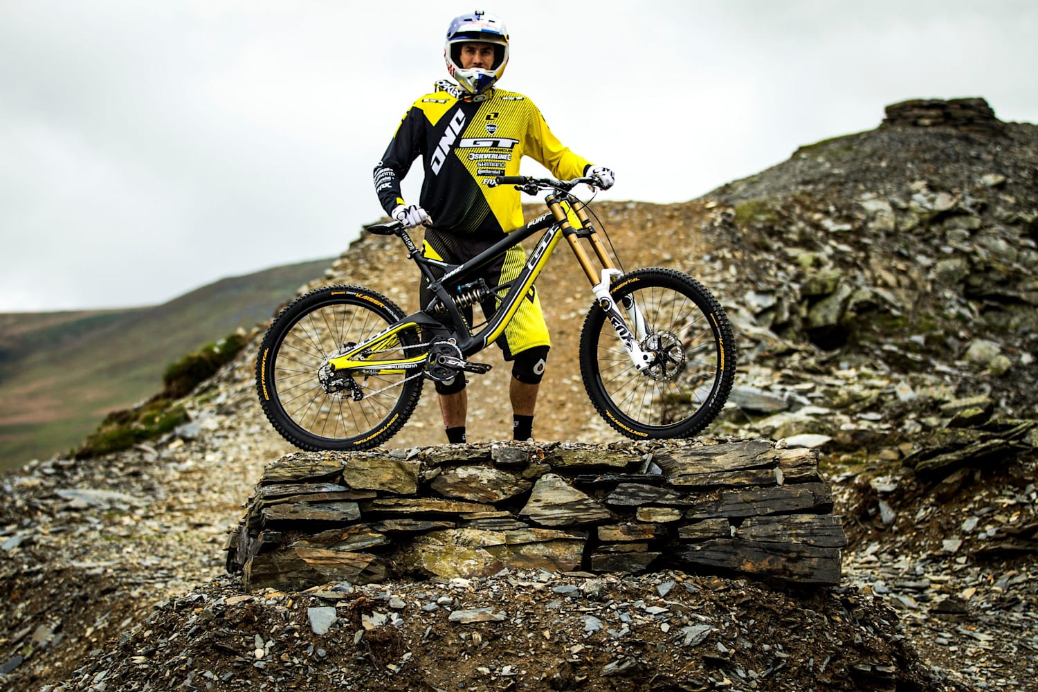 Gt fury downhill deals mountain bike