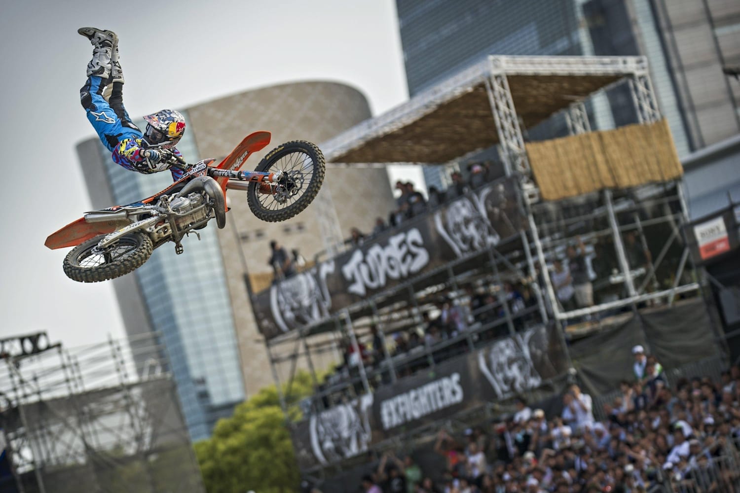 大阪城で熱い戦いが再び Red Bull X Fighters Osaka 14開催決定