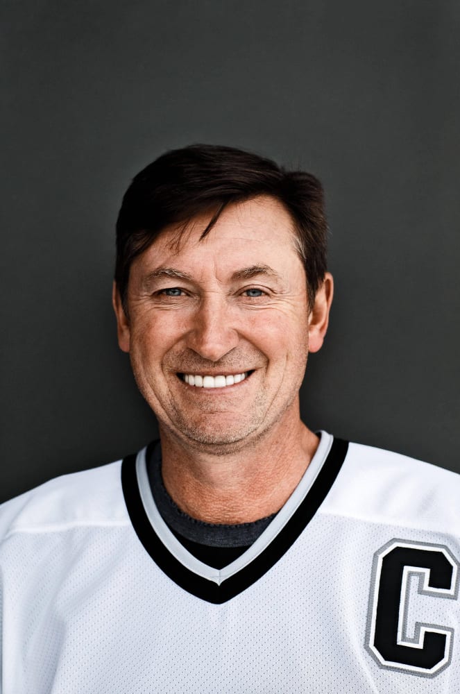 Wayne Gretzky comes back to Kings following serious back injury
