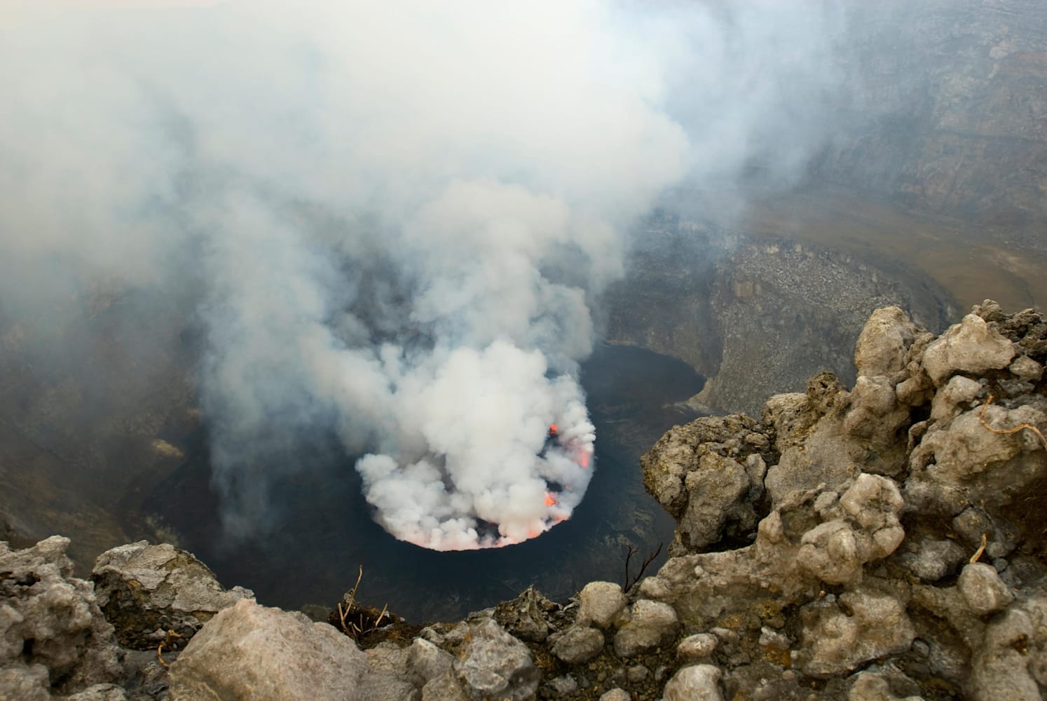 lava del cráter del volcán
