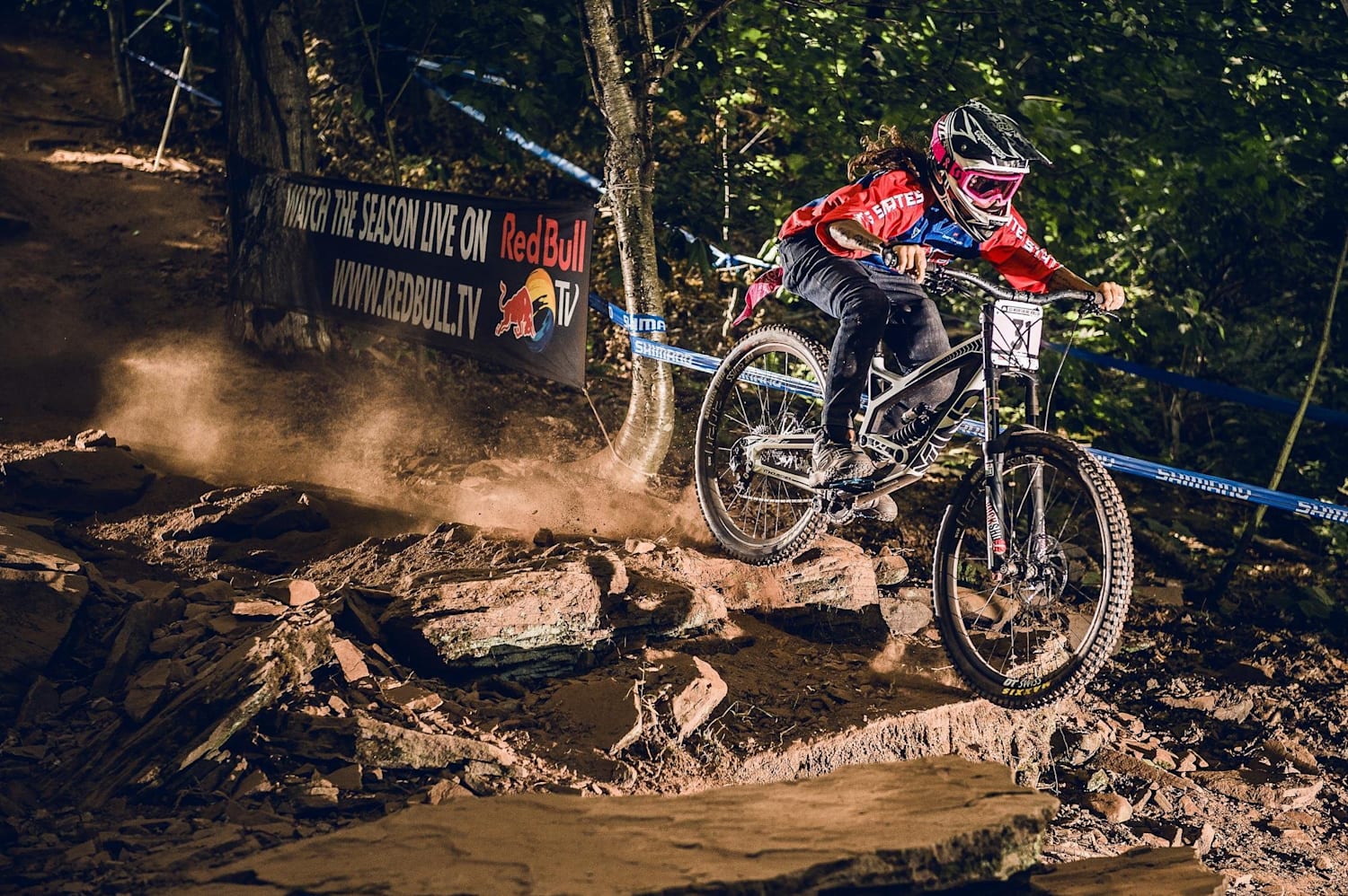 Missy shop giove downhill