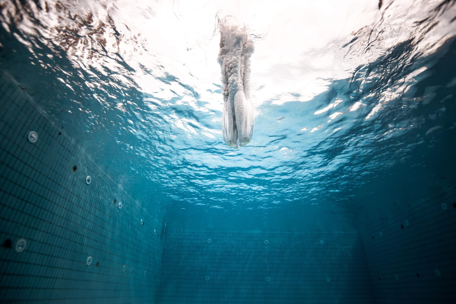 Red Bull Cliff Diving The Science Behind Cliff Jumg