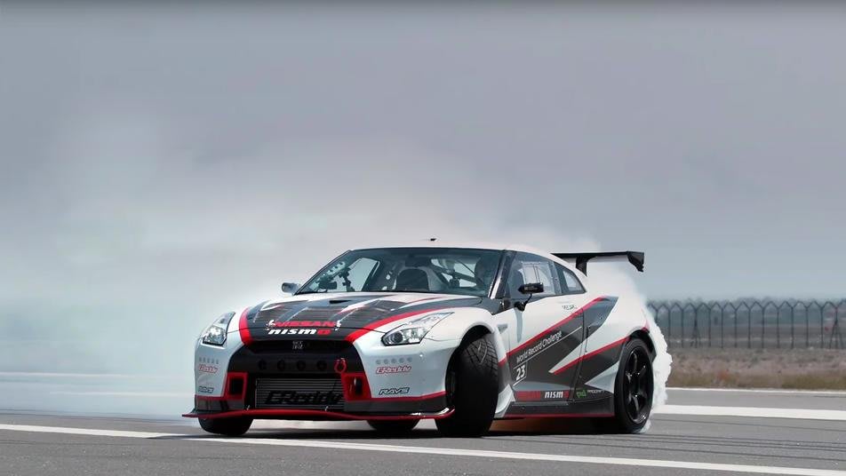 Gtr скорость. Nissan GTR 35 Nismo Кавабаты. Nissan GTR Nismo Drift. Nissan GTR 35 Drift. Nissan GTR скорость.