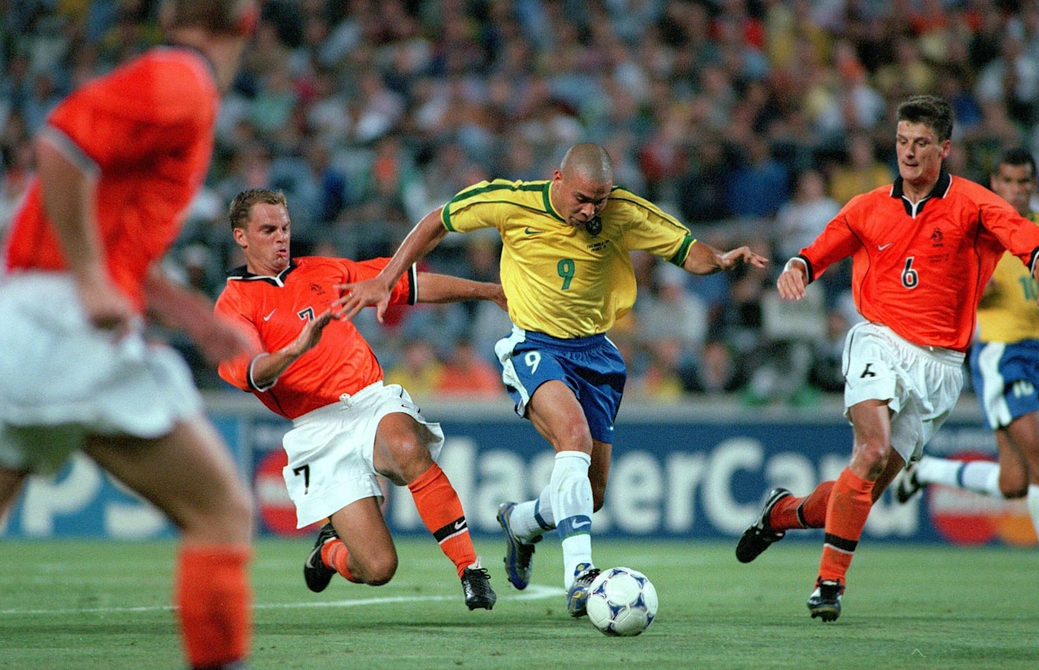 Football england netherlands. Роналдо ЧМ 1998. Бразилия Голландия 1998. Бразилия 1998 Роналдо.