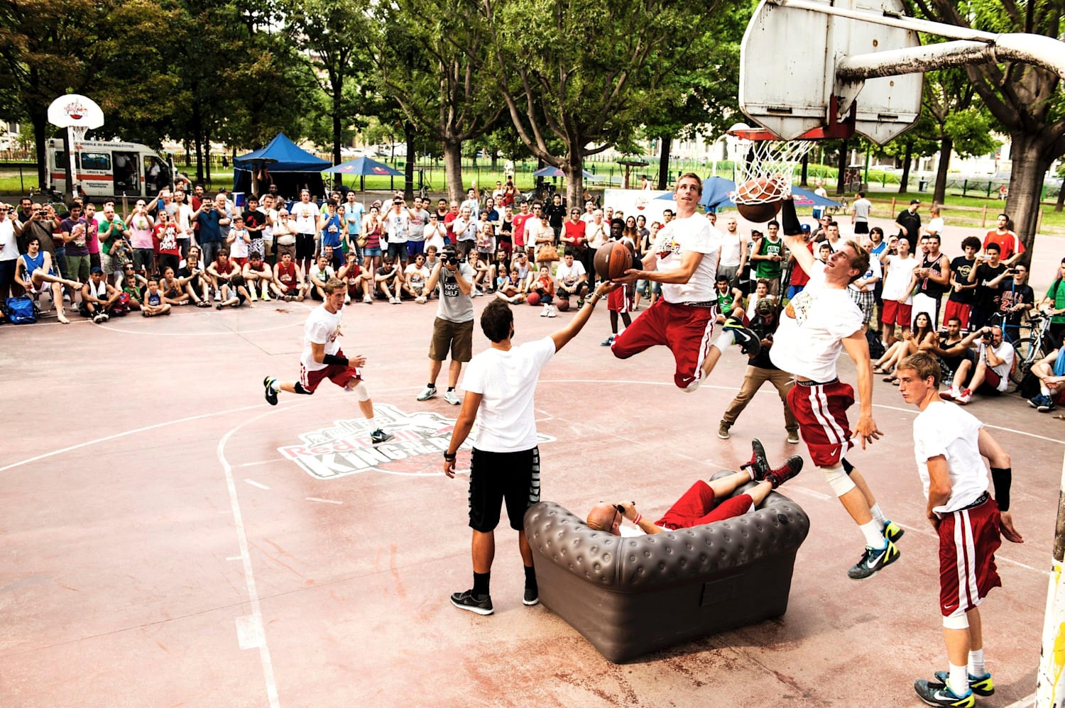 Who Invented the slam dunk? History behind the first dunk - Interbasket