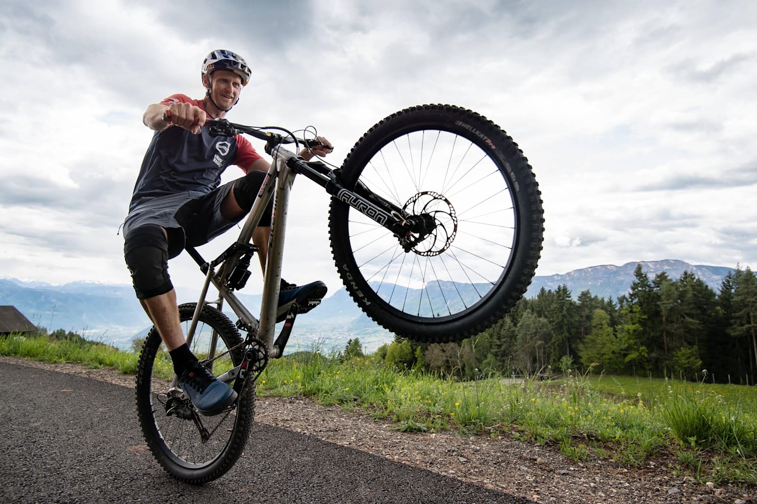 geht ein wheelie mit einem vollgefederten fahrrad