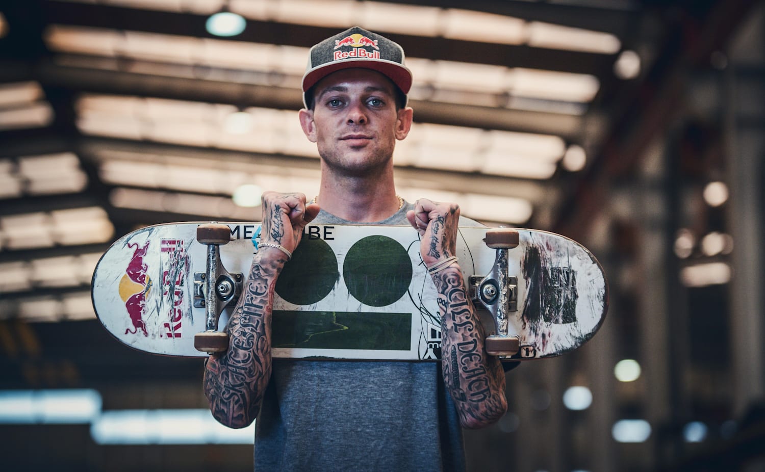 20 Ideas Para Hacerse Un Tatuaje De Skate Unos de los más vistos son los que muestran a bart haciendo alguna travesura, como patinando o de espaldas haciendo algún grafiti, pues es algo que lo caracteriza en la serie. 20 ideas para hacerse un tatuaje de skate