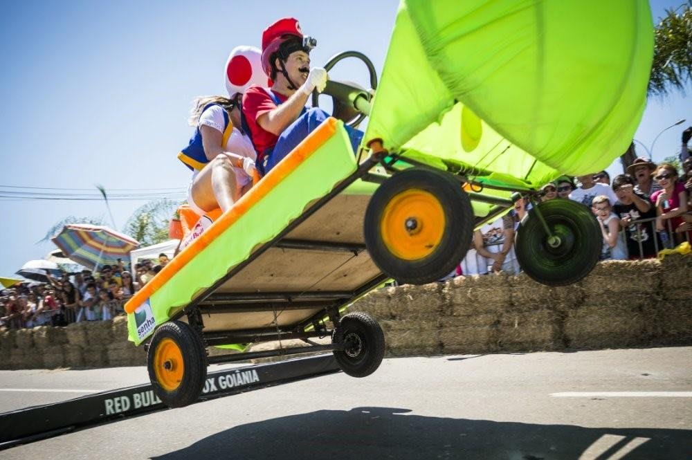 Soapbox derby com carro de corrida infantil