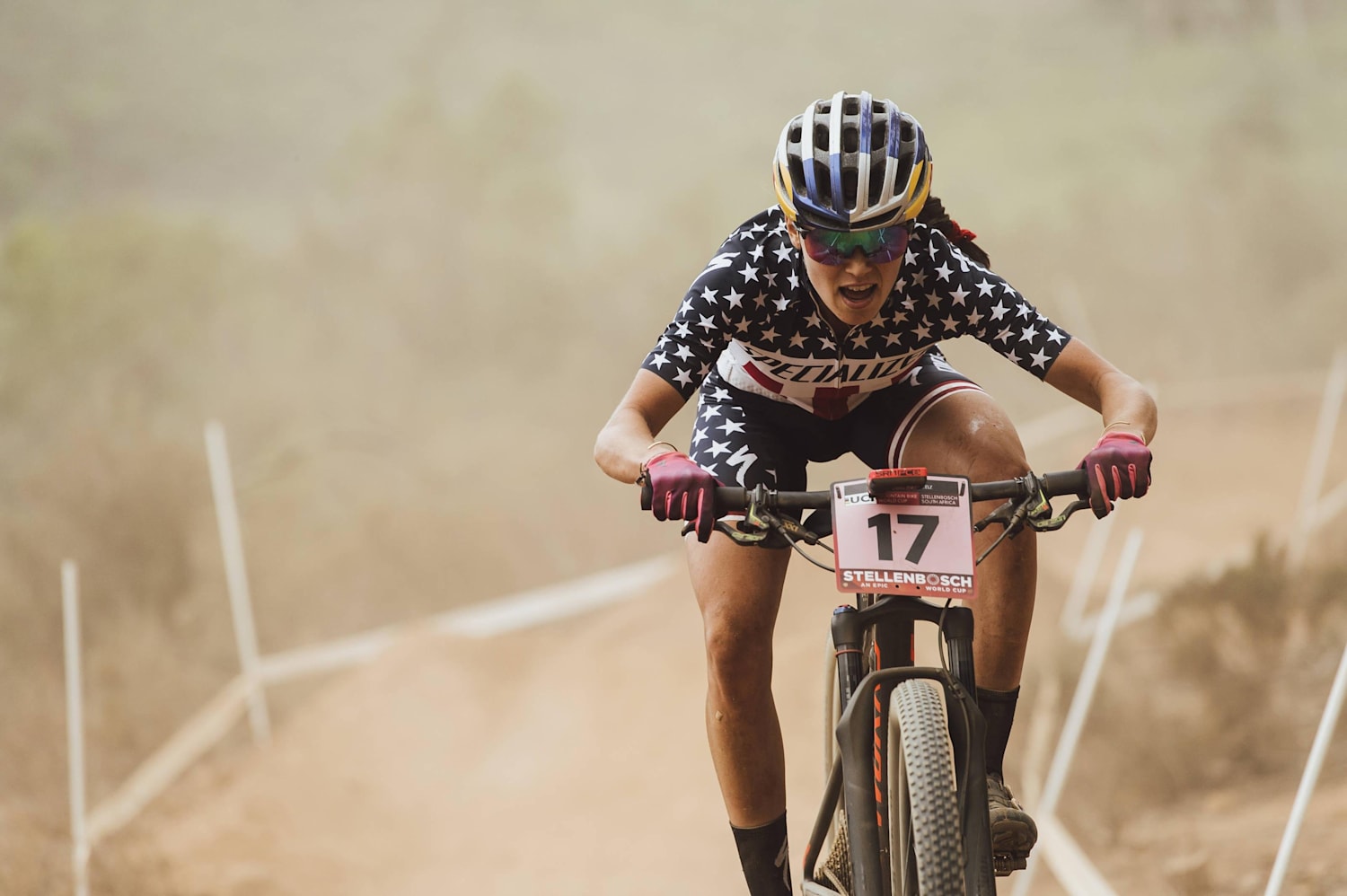 Ciclista de montaña europeo joven hermoso en ropa deportiva y