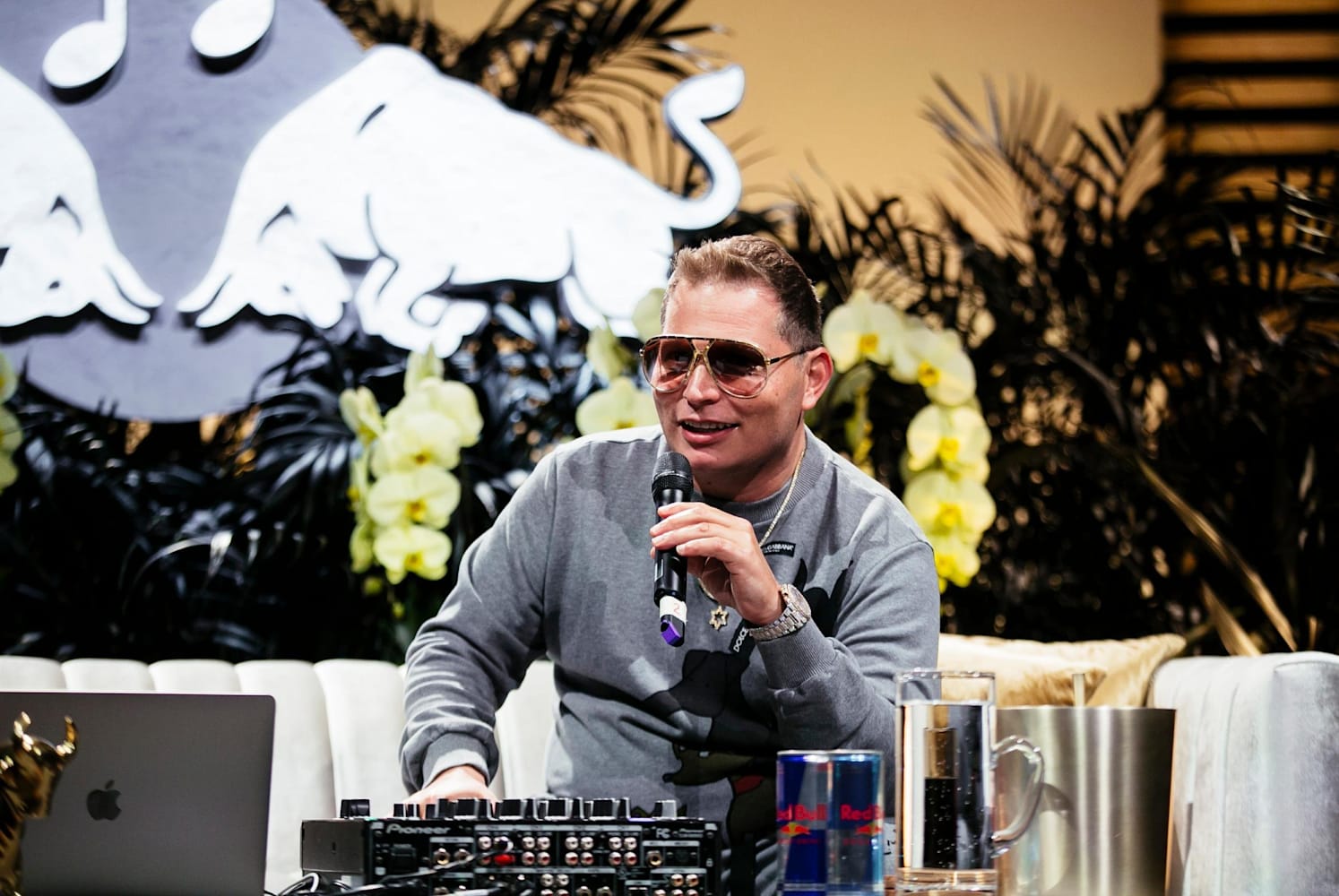 Exclusive!! Scott Storch gives directions on how to load his