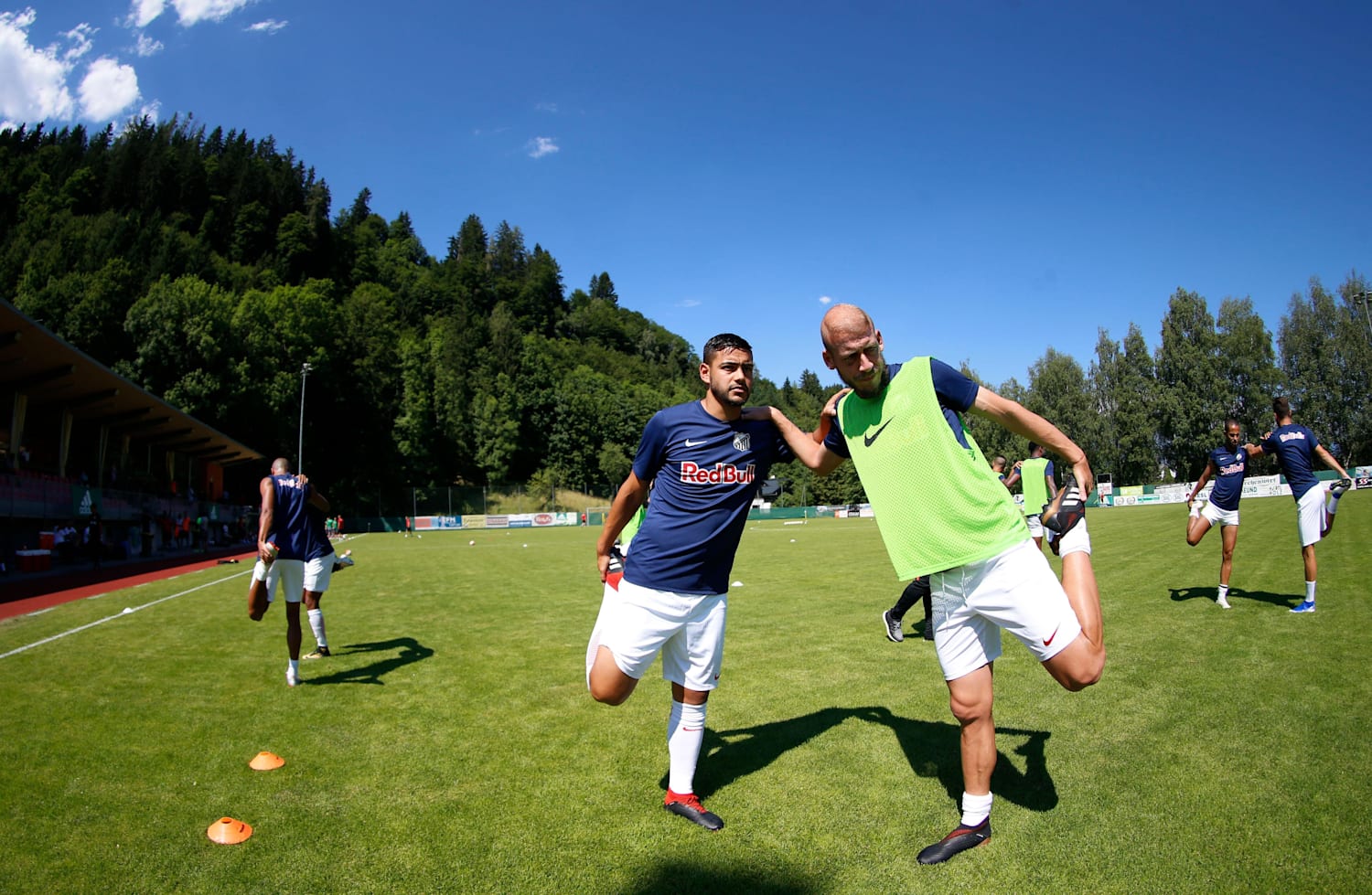 Alongamento de bola de futebol e mulher em treinamento de exercícios  físicos e exercícios no telhado com fones de ouvido de música jogador de  futebol e atleta se aquecem para podcast de