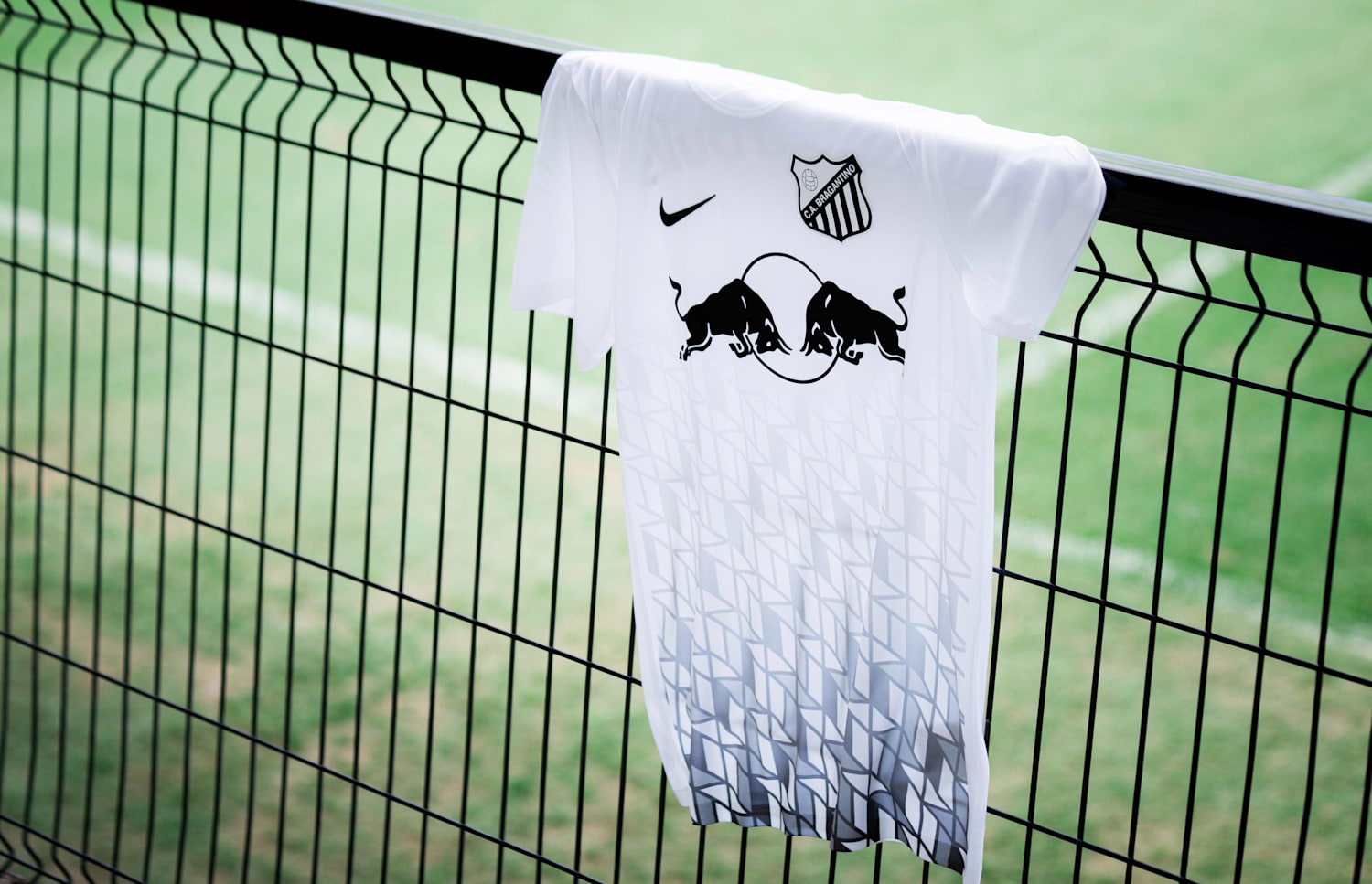 Bragantino Faz Homenagem A Historica Camisa Carijo