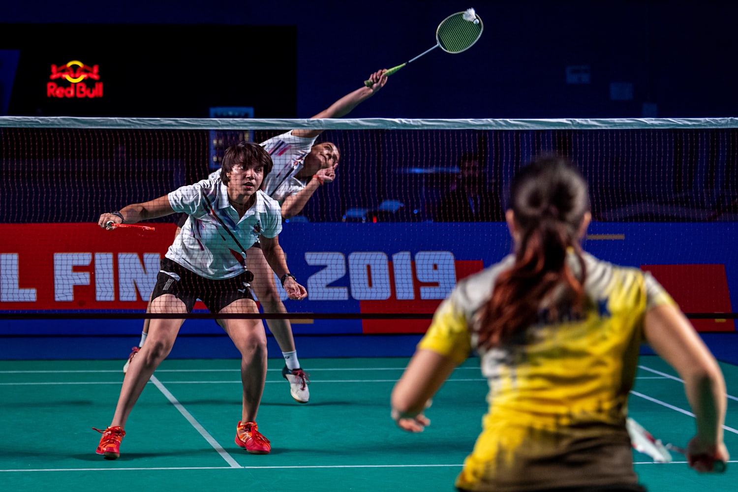 play shuttle badminton online