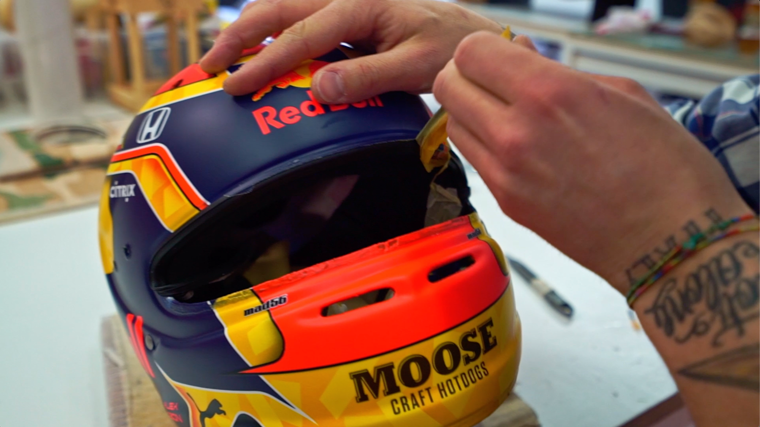 F1用ヘルメットとは ドライバーの個性を表現する重要アイテムの秘密 レッドブル レーシング